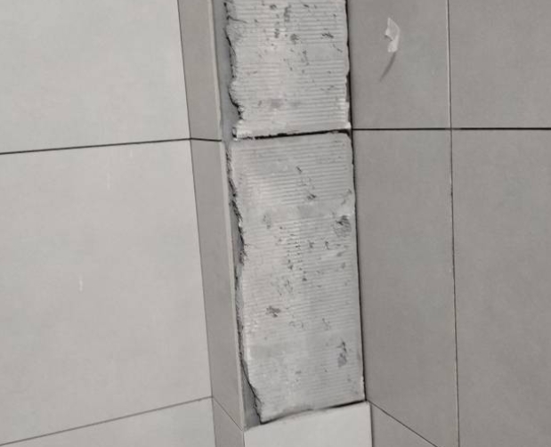 三河瓷砖空鼓维修公司分享下瓷砖施工前基层浇水润湿程度不足，可能导致以下问题