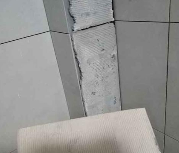 三河瓷砖空鼓维修公司分享下厨房瓷砖脱落的补救措施。